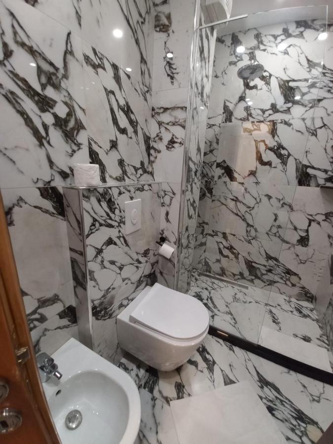 Penthouse Rooms & Aparts Тирана Екстер'єр фото